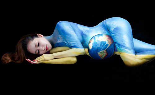 Khánh[-]Thi[-]mang[-]bụng[-]bầu[-]làm[-]mẫu[-]"body[-]art"[-]kêu[-]gọi[-]bảo[-]vệ[-]môi[-]trường.